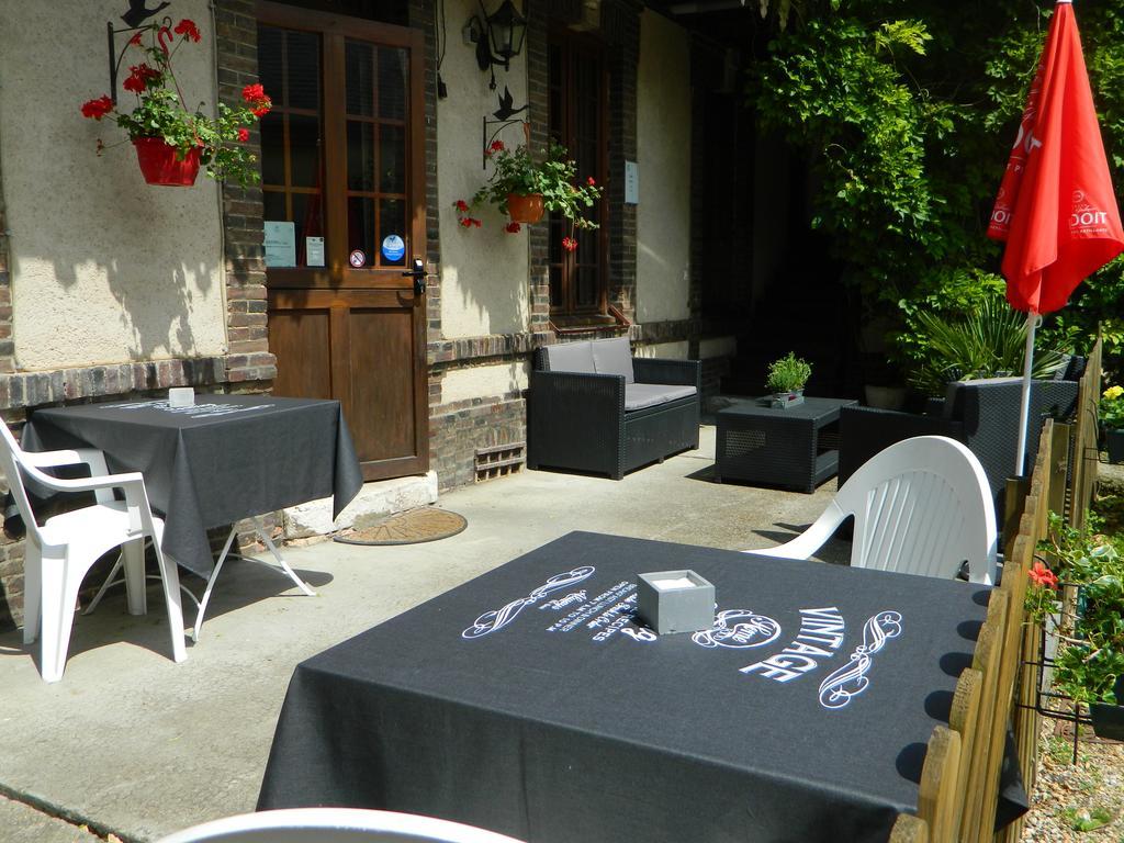 Hotel Restaurant Le Cygne Conches-en-Ouche Exterior foto
