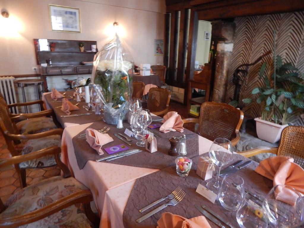 Hotel Restaurant Le Cygne Conches-en-Ouche Exterior foto