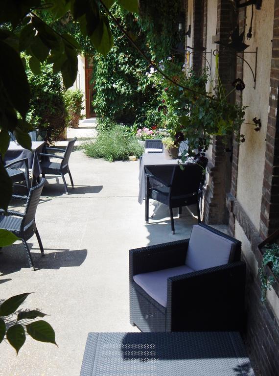 Hotel Restaurant Le Cygne Conches-en-Ouche Exterior foto